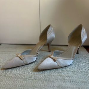 Ann Taylor cream/ gold satin pumps with bow detail